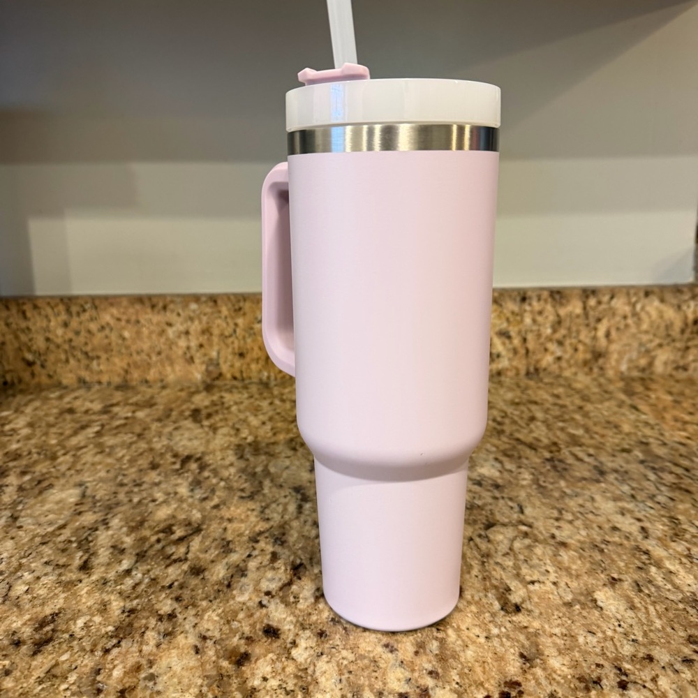 Stanley The Flowstate Quencher H2.0 40oz Tumbler in Light Purple Lilac Travel - Picture 4 of 9